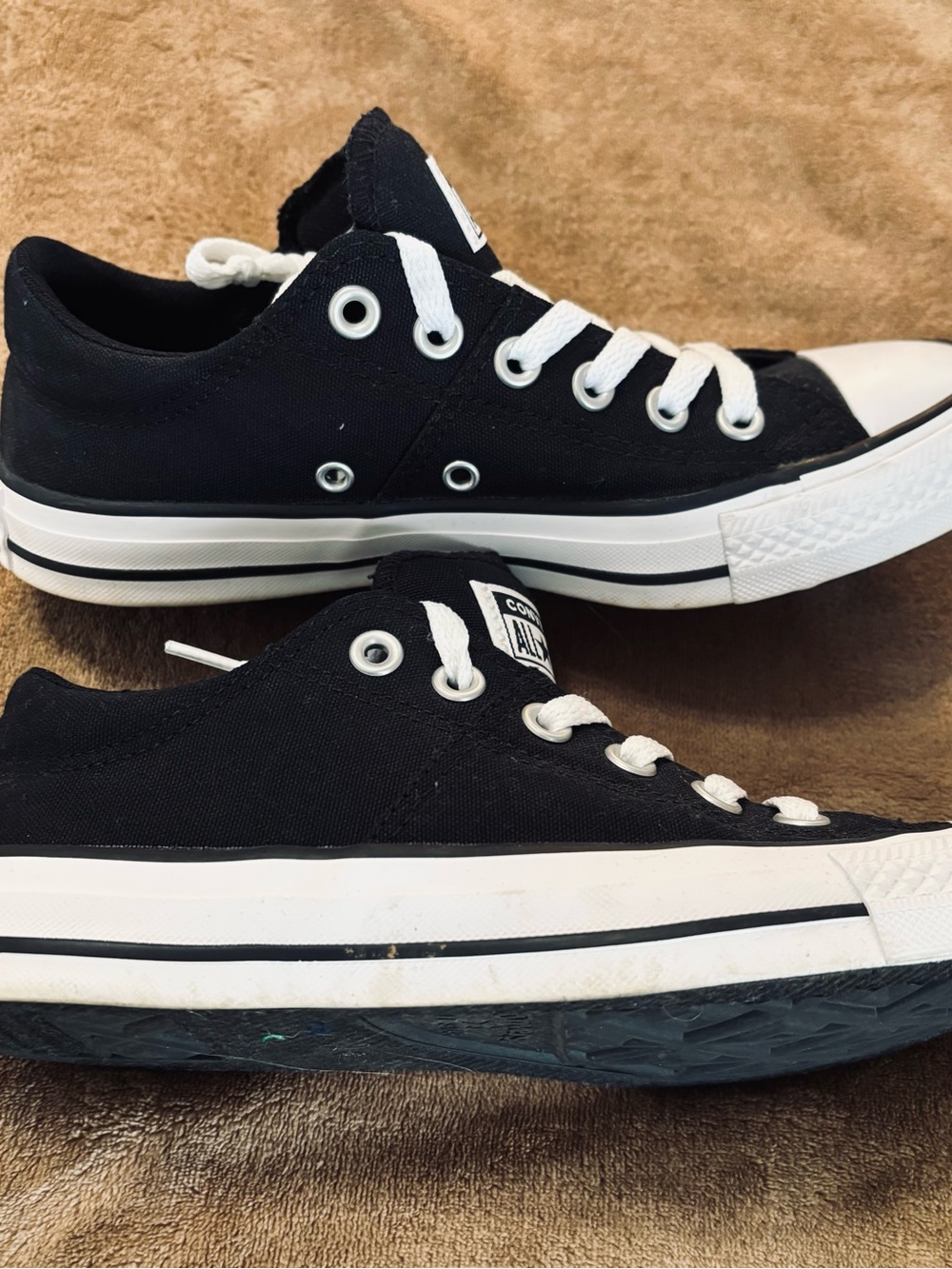 Women’s 7.5 Converse Low Top Sneakers - Black & White - Picture 3 of 5